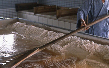 伝統製法でつくられた「粟國の手塩」には、
つくり手の熱意と愛情が詰まっています。