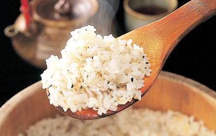 研いだ精白米に混ぜて炊くだけで
香ばしい雑穀ごはんに